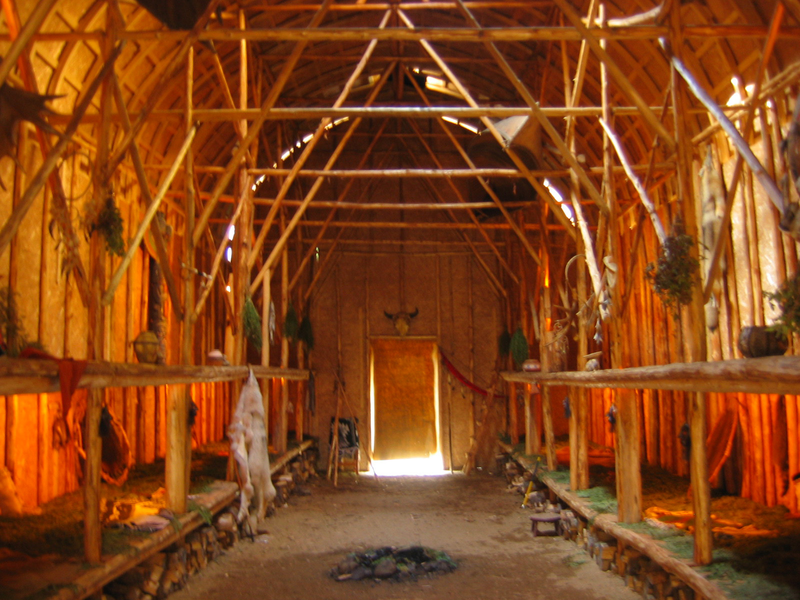 Interior of a Mohawk longhouse, by Anne E. — own work, CC BY-SA 3.0